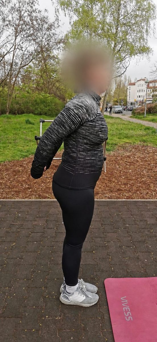 Personal Training Berlin – Vorher-Ansicht der Körperhaltung einer Klientin im Park