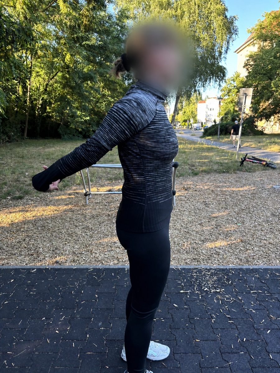 Personal Training Berlin – Nachher-Ansicht der verbesserten Körperhaltung einer Klientin im Park