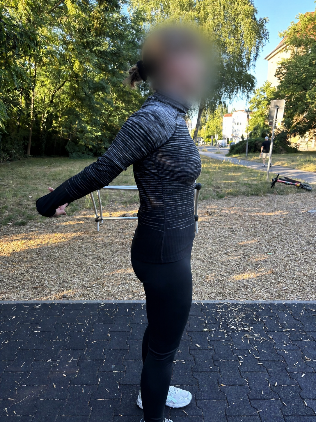 Personal Training Berlin – Nachher-Ansicht der verbesserten Körperhaltung einer Klientin im Park